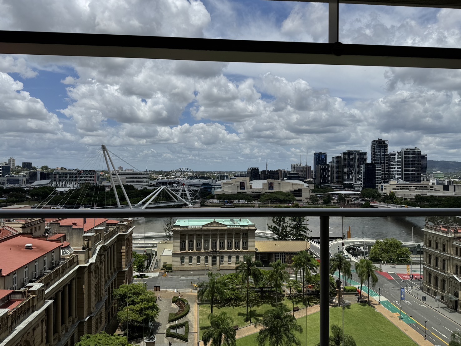 Brisbane city / master room / looking for 1 girl / available from 27th of Feb